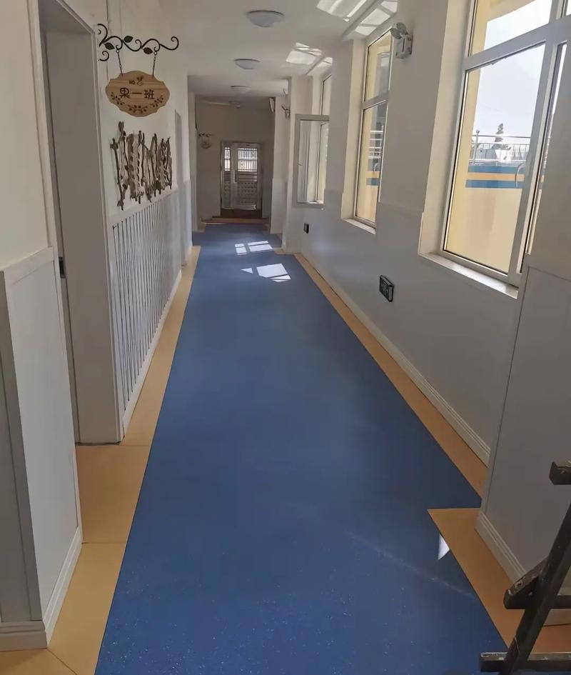 久圳羽毛球地膠運(yùn)動塑膠地板,作為運(yùn)動地面材料的佼佼者,以其卓越的